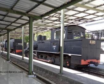 kereta api uap menyusuri jalur kereta api Ambarawa-Tuntang-Bedono.