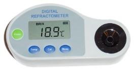 2. Refraktometer Genggam Digital ( Digital Hand Refractometer) Kebanyakan beroperasi pada sudut kritis dengan prinsip umum yang sama dengan traditional handheld ref Perbedaannya ractometer