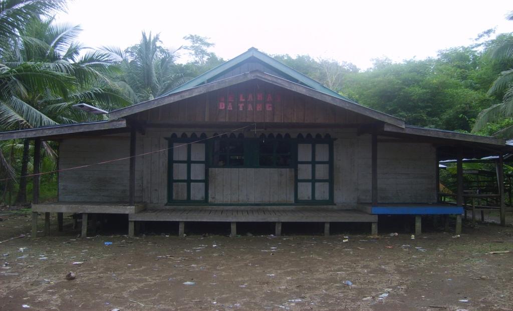 105 Gambar 1 : Salah satu Balai Adat yang terdapat di desa