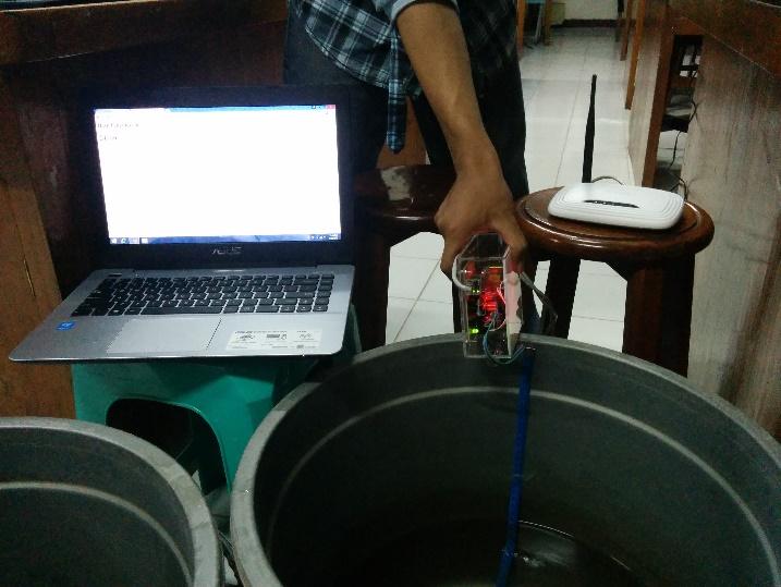 cara mengisi air pada ember, air yang ada di ember dideteksi permukaannya oleh