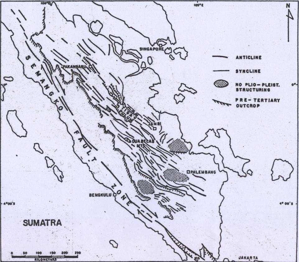 Orogenesa pertama ini menghasilkan pola struktur berarah barat lauttenggara, sejajar dengan batas penyebaran batuan pra-tersier.