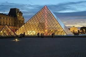 berada di Museum Louvre, Paris dan bangunan yang kedua yaitu pyramid berada di Mesir.