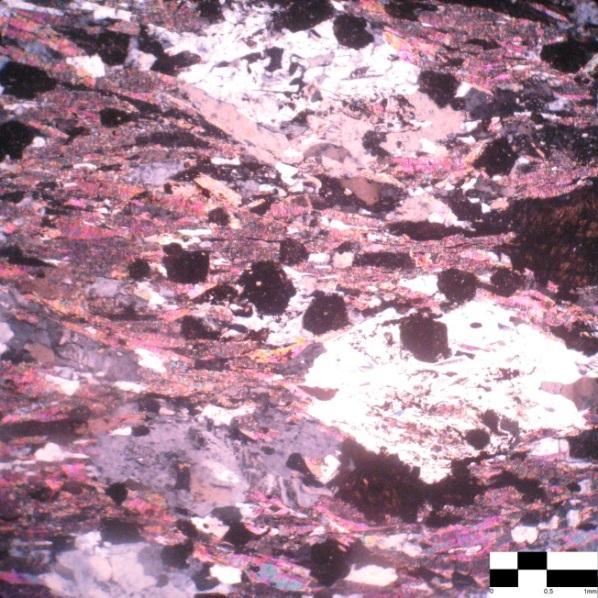 tekstur telah terubah menjadi serpentinite (ribbon textures), terdiri dari mineral antigorite (50%) bertekstur pseudomorf dengan struktur mesh, Terdiri dari piroksen (25%), didominasi