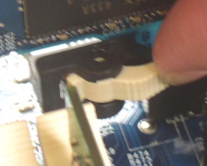 Selalu matikan komputer dan mencabut kabel daya dari stop kontak listrik sebelum memasang memori untuk mencegah kerusakan pada perangkat keras.