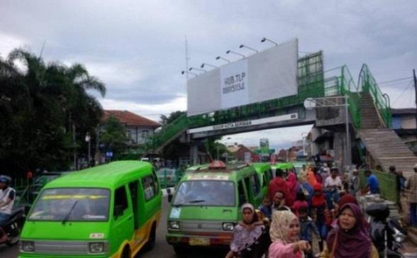 Saat ini pemerintah kota sedang berusaha melakukan penataan terhadap Stasiun Bogor dan kawasan sekitarnya. Namun kawasan stasiun masih terlihat semrawut seperti kemacetan dan banyaknya PKL.