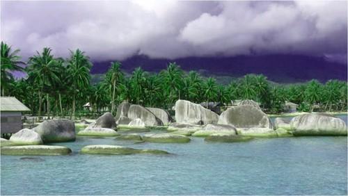 Bila kita puas dengan berpetualang di Pulau Natuna Besar, perjalanan bisa kita alihkan menuju Pulau Sedanau.