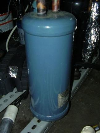 Pelumas tersebut kembali ke crankcase karena tekanan pada oil separator yang lebih tinggi dibandingkan pada crankcase.