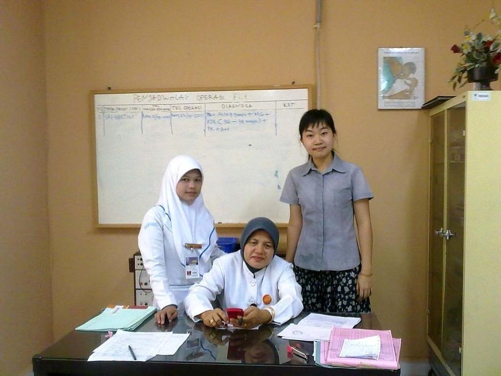 Foto 2 Peneliti (kanan) bersama dengan Ibu Lismawati Sembiring, Am.