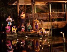 Dalam Loy Krathong, para warga Thailand akan melarungkan lilin ke sungai sebagai perlambang membuang dosa-dosa dan membawa keberuntungan di masa depan.