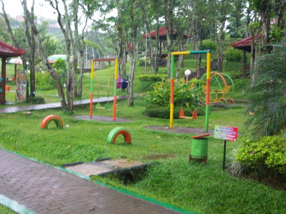 4. Hamparan hijau taman yang sejuk, dilengkapi pula dengan sarana bermain bagi anak-anak yang dapat disewa dengan tarif Rp. 4.000 per orang.