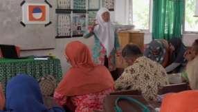 Berikut dokumentasi kegiatan pelatihan penggunaan puzzel pada pembelajaran pecahan bagi guru SD di KKG Saongulara kecamatan Sirenja kabupaten Donggala. PEMBAHASAN Gambar 1.