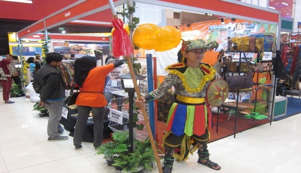 34 4. Majapahit Travel Fair Majapahit Travel Fair merupakan event pariwisata yang paling besar untuk promosi dan hiburan. Majapahit Travel Fair diadakan pada bulan Mei bertempat di Kota Surabaya.