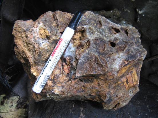 kehadiran mineral lempung smektit atau illite, batuan yang telah terubah propilit memiliki ciri-ciri memiliki warna hijau, hijau kelabu