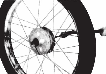 RODA DEPAN/SUSPENSI/KEMUDI Letakkan roda pada alat penyetel pelek. Putar roda dengan tangan dan ukur keolengan pelek menggunakan meter pengukur.