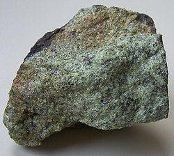 Mineral minor termasuk spinel krom dan aluminium dan garnet. Plagioklas dapat terjadi pada lherzolites dan peridotites lain yang mengkristal pada kedalaman yang relatif dangkal (20-30 km).