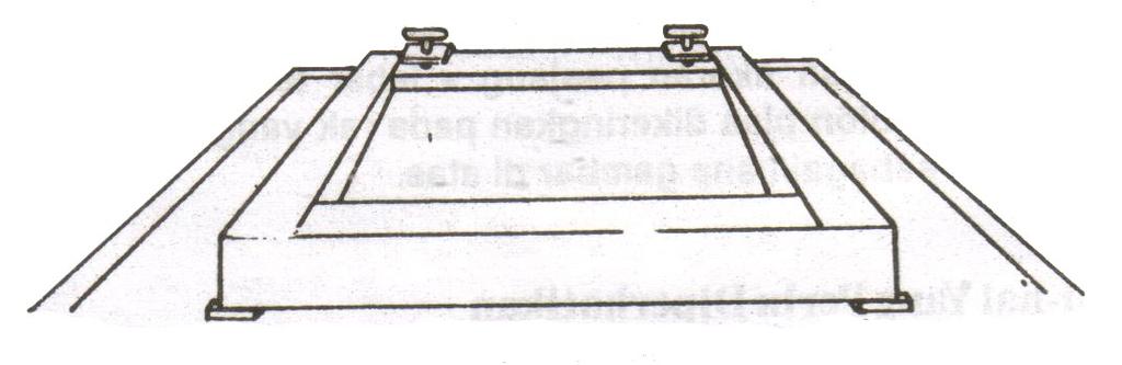 Gambar 30: Untuk benda-benda jenis logam seperti seng, aluminium atau lainya, yang biasanya berupa plat dengan ukuran panjang x llebar tertentu, setelah disablon bisa dikeringkan pada rak yang telah