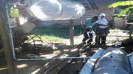 Pengarahan Perakitan Instalasi Biogas Pembuatan pengolahan kotoran (biogas) di lokasi kandang pak Koswara kelompok Maja.