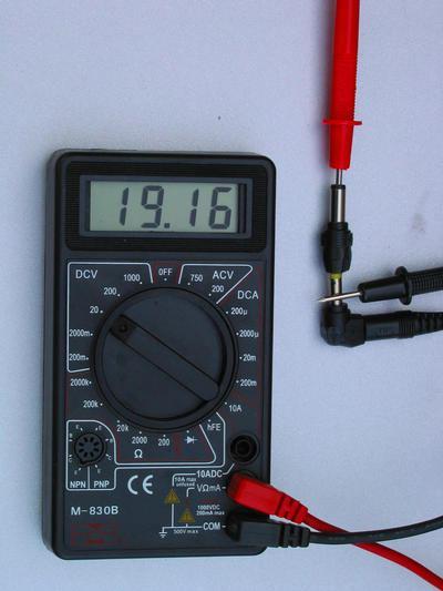 Perhatikan rangkaian seperti diperlihatkan pada Gambar 3.11. Sebuah ciri khusus voltmeter yang ideal terdiri atas hambatan nol pada meter yang disusun seri dengan hambatan 10 kw.