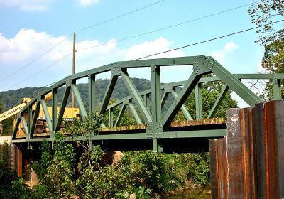 Contoh jembatan dengan tipe Warren adalah Anderson Hill Road Bridge, Adams County, Ohio, Amerika