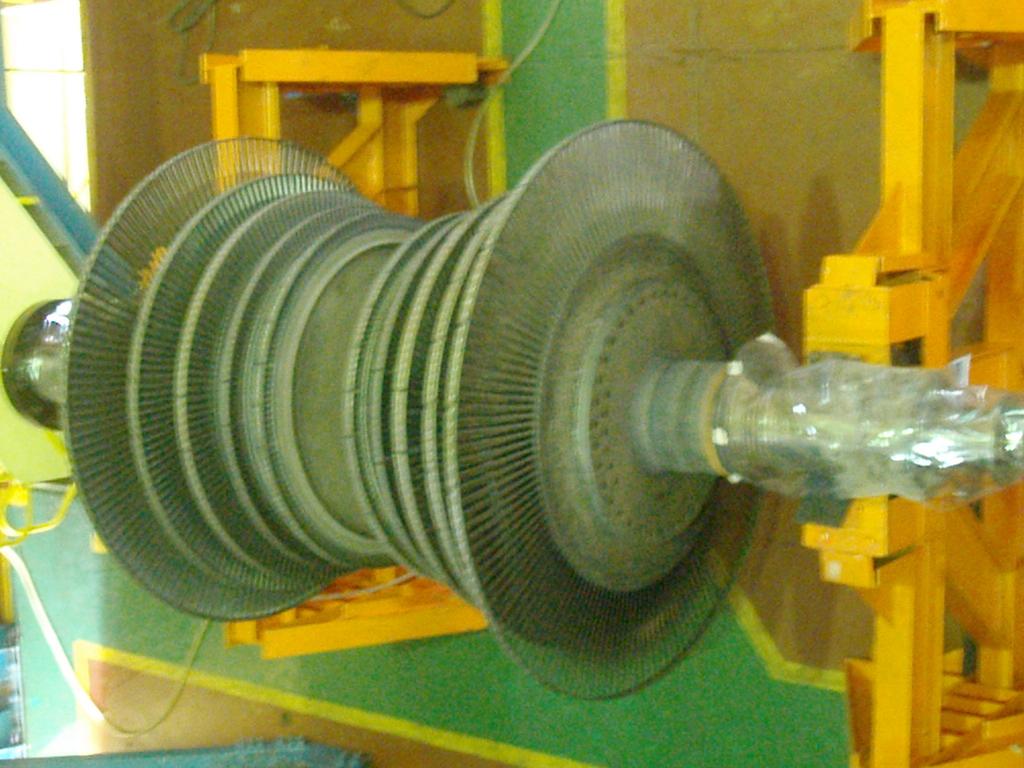 Gambar rotor turbin Turbin di PLTP Kamojang dilengkapi dengan peralatan Bantu lainnya, yaitu: Turbin Valve yang terdiri dari Main Steam Valve (MSV) dan Governor Valve, yang berfungsi untuk mengatur