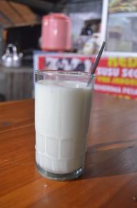 8 3. Klasifikasi susu Banyak jenis susu yang umum ditemui di pasaran, dengan proses pengolahan susu yang berbeda. Setiap jenis susu mempunyai kelebihan dan kekurangan masing-masing.