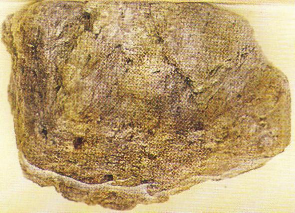 7) Kawah Maar, yaitu kawah gunung api kecil yang telah mati dindingnya berbentuk lingkaran.