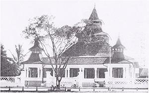 Zuhrissa Putrimeidia Asw ati Gambar 3. Masjid Agung Bandung 1925-1933 (sumber: Istiqomah, 2013); Masjid Agung Bandung 1950 (sumber: commons.wikimedia.