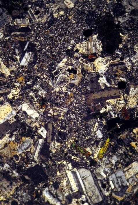 hornblenda, k-felspar, kuarsa, biotit, opak, pada beberapa tempat memperlihatkan tekstur rapikivi, dan setempat memperlihatkan tekstur pertit. Sebagian mineral telah terubah menjadi klorit.