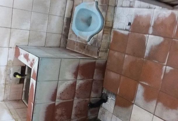 yang kurang nyaman bagi pengunjung di dalam pasar. Gambar 1.9 Toilet di Pasar Johar yang tidak terawat Sumber: dokumentasi pribadi 2.