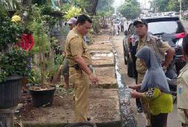 60 Pedagang Diminta Mundur Dua Meter l Peliput: Tarta 7 Tibum r Jualan di Trotoar Ditertibkan Kawasan Jalan Semeru Raya di Kelurahan Grogol, Grogol Petamburan, Jakarta Barat, ditata.