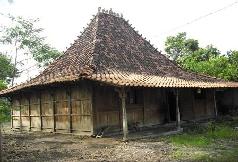 Rumah berikut ini terletak di Jl. Ngeksigondo Yogyakarta Dibangun sekitar tahun 1921. Seluruh kayu yang dipakai Adalah kayu jati dengan Kualitas yang sangat bagus.