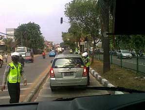 Di Indonesia, kendaraan umum, apalagi yang sifatnya massal, seringkali diidentikkan dengan kendaraan untuk orang miskin.