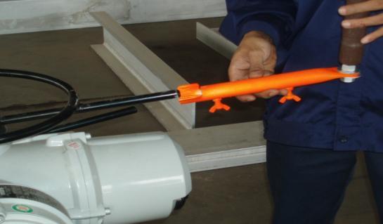 5.2 Proses Pemasangan GAMBAR KETERANGAN Bahagian pipe holder yang membentuk clamp dimasukkan pada batang handwheel atau steering pada