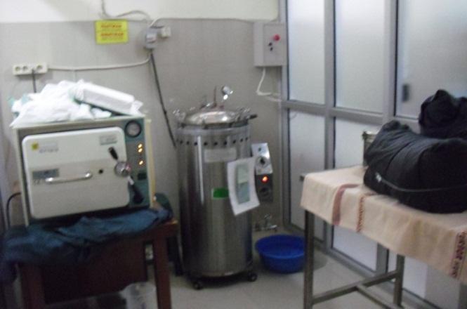84 dekat ruang sterilisasi alat dan ruang cuci alat sehingga memudahkan dalam penyimpanan alat setelah dicuci dan disterilkan. 7) Ruang Sterilisasi Alat Gambar 4.