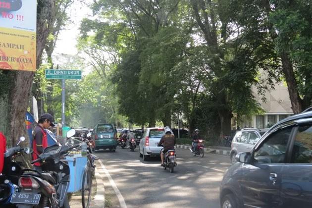 Kelas jalan : jalan sedang (road way) Gambar 6. Jalan Dipatiukur Bandung Gambar 7.