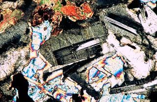 11. SYENITE Syenit Batuan Beku Plutonik Klan Diorit Monzonit Kenampakan Mikroskopis Dalam sayatan tipis menunjukkan warna abu-abu cerah kemerahan tektur holokristalin phaneric, tektur khusus