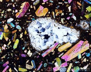 Kenampakan Mikroskopis Dalam sayatan tipis menunjukkan warna hitam dengan tekstur Hipokristalin,afanitik - porfiritik, tekstur khusus porfiritik, terdiri dari fenokris klinopiroksin dan olivine,