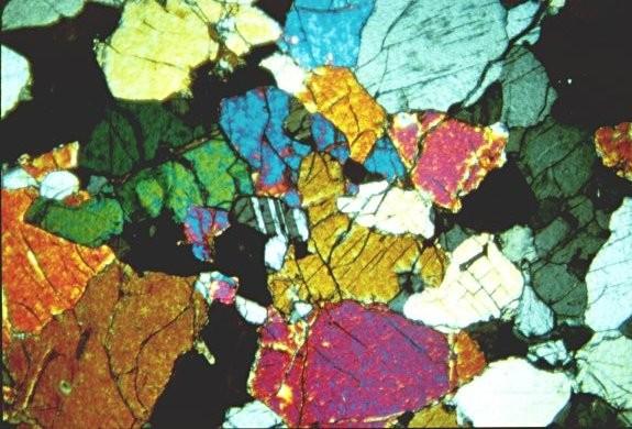 Lamprofir Batuan Beku Plutonik Klan Ultramafic Kenampakan Mikroskopis Dalam sayatan tipis menunjukkan warna ungu, ungu kehijauan, hijau kekuningan, dengan tekstur holokristalin, phaneric, tekstur