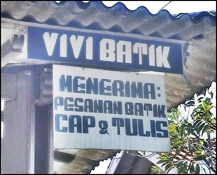 53 3. Vivi Batik Gambar 9: Vivi Batik (Dokumentasi Tity Sari Handayani, Mei 2012) Lokasi penelitian yang ke tiga yaitu Vivi Batik. Nama Vivi Batik diambil dari nama anak ke enam yang bernama Vivi.