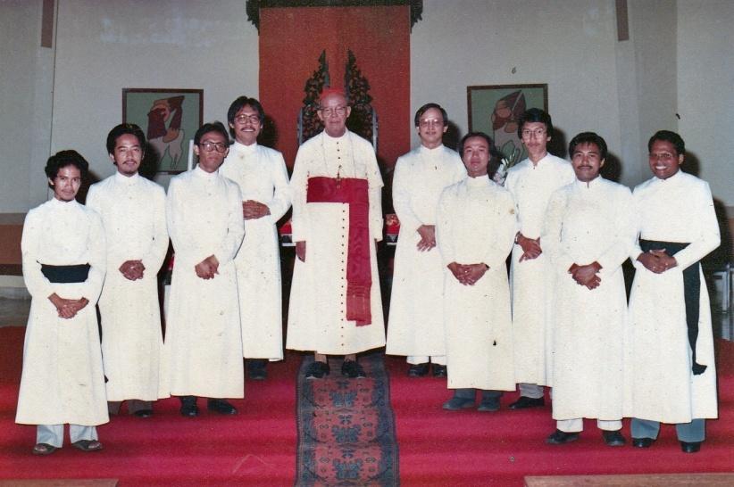 1982 (kiri atas), Tahbisan Akolit oleh Kardinal Justinus Darmoyuwono, Pr
