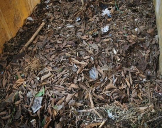 Bahan-bahan kompos dapat diperkaya dengan penambahan kapur pertanian, serbuk gergaji, tulang ikan dan sebagainya.