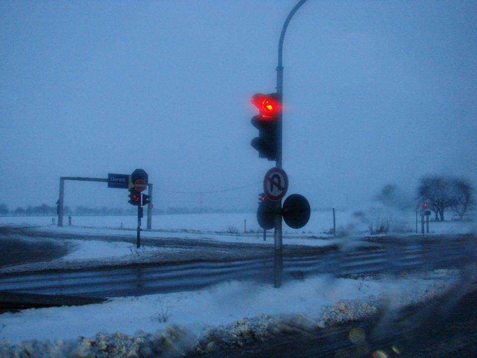 Peraturan lalu lintas mengatakan bahwa Anda harus berhenti ketika lampu merah. Ketika Anda melewati lampu merah maka Anda akan menabrak mobil lain.