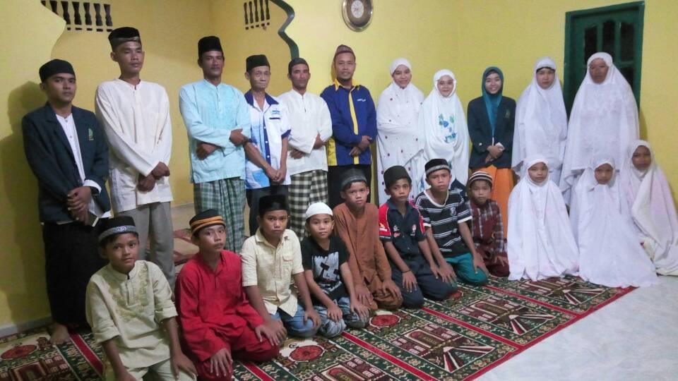 Keterangan Gambar :Tausiah Agama Safari Ramadhan oleh Mahasiswa KKN dan foto bersama jema ah Surau