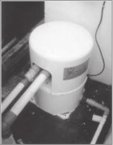 BAB XV POMPA AIR DAN DRAINASE A. Pompa Air Untuk mendapatkan air dari tanah dan mendistribusikannya agar bisa dikonsumsi, kita memerlukan pompa air.