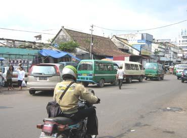 41 : Area persimpangan antara jalan Kebon Jati dengan jalan Otto Iskandardinata. 3.2.4.2 Sirkulasi Manusia di Kawasan Stasiun Kereta Api Bandung Peta 3.