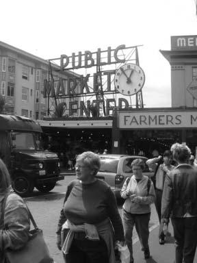 Foto 84: Exterior Pike Place Market Dibuka pada 17 Agustus 1907 oleh Frank Goodwin, pasar yang berdiri di atas lahan seluas 36.