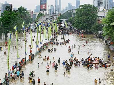 Dua Tewas, Sembilan Ribu Mengungsi TERENDAM:Ratusan warga sekitar Kelurahan Bukit Duri keluar rumah untuk menyaksikan banjir yang menggenangi jalan di Jakarta, Rabu (2013/16/1).