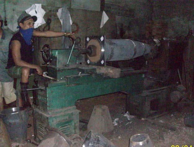 Sumber : PT. Inti Jaya Logam Gambar 2.30. Mesin Bubut 4. Mesin gerinda adalah mesin yang digunakan untuk menghaluskan sisi permukaan logam.