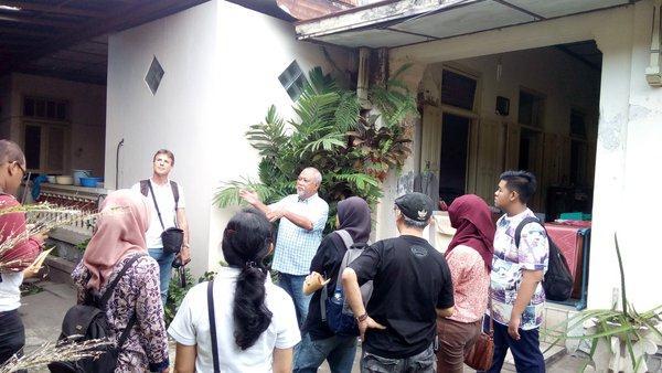 48 keturunan Djoefri Prijomartono, seorang pengusaha percetakan Abdul Jabar, rumah itu dibangun sebelum tahun 1900 dan masih tetap utuh hingga saat ini.
