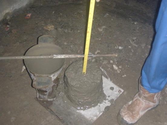 menyerap air. Bila dianggap perlu adukan beton diaduk lagi sebelum dilakukan pengujian. 2.